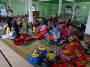 Para pengungsi di salah satu sudut Masjid Baitul Falakh 