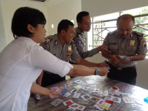 Anggota Polri sedang bermain game transaksi jual beli dalam bahasa Inggris. 